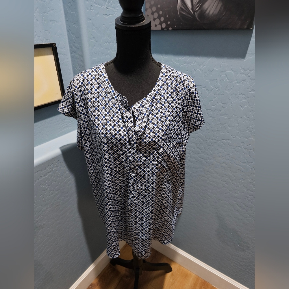 Liz Claiborne Blue and White Geometric Blouse